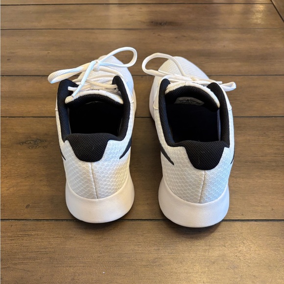 Nike Tanjun Men’s White and Black Sneakers - Picture 4 of 6